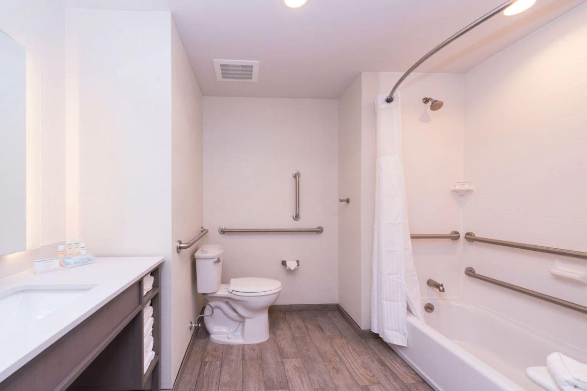 2 Bedrooms, Suite, 1 King or 2 Queen Beds, Accessible