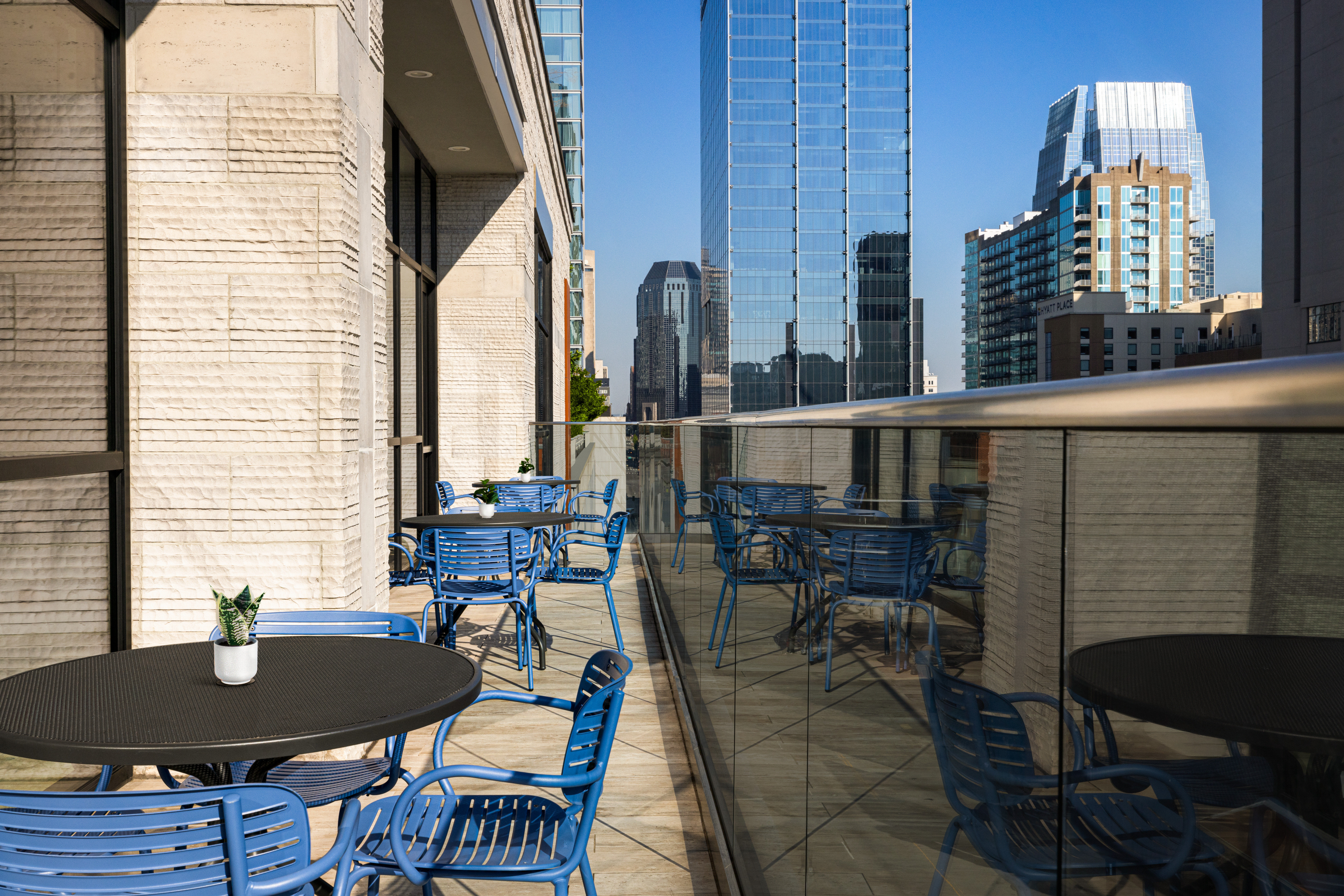 Holiday Inn & Suites Nashville Downtown Broadway 62/82