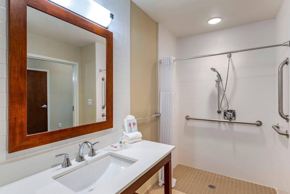 جناح بسرير كينج مع أريكة لذوي الإعاقة، Comfort Suites Midland West 2/3