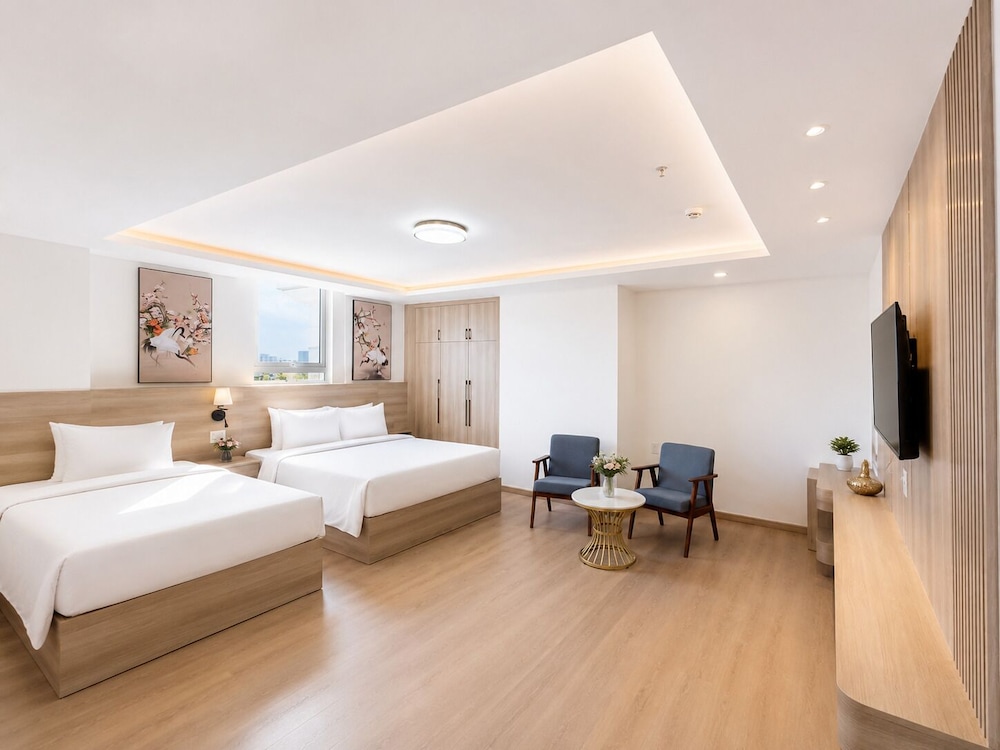 غرفة ديلوكس ثلاثية بسرير مزدوج وسرير فردي بإطلالة على المدينة، G8 Center Hotel Saigon 4/10