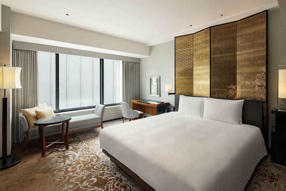 ROOM, KING BED