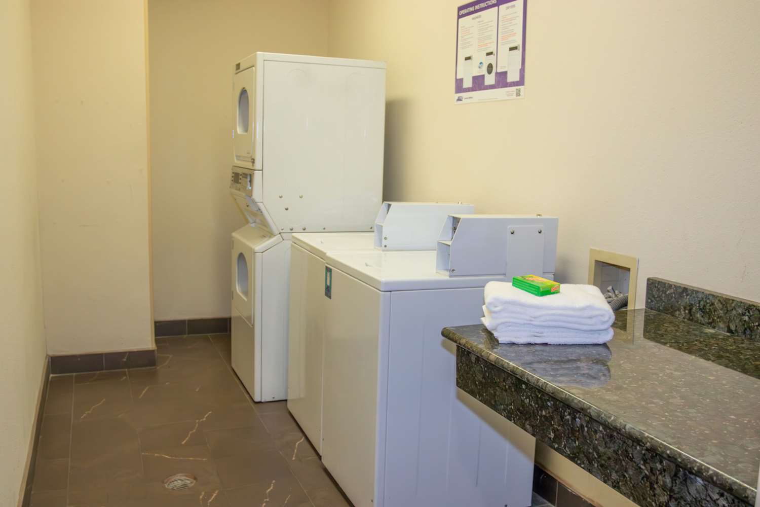 Country Inn & Suites by Radisson, Garden City, KS 2/6