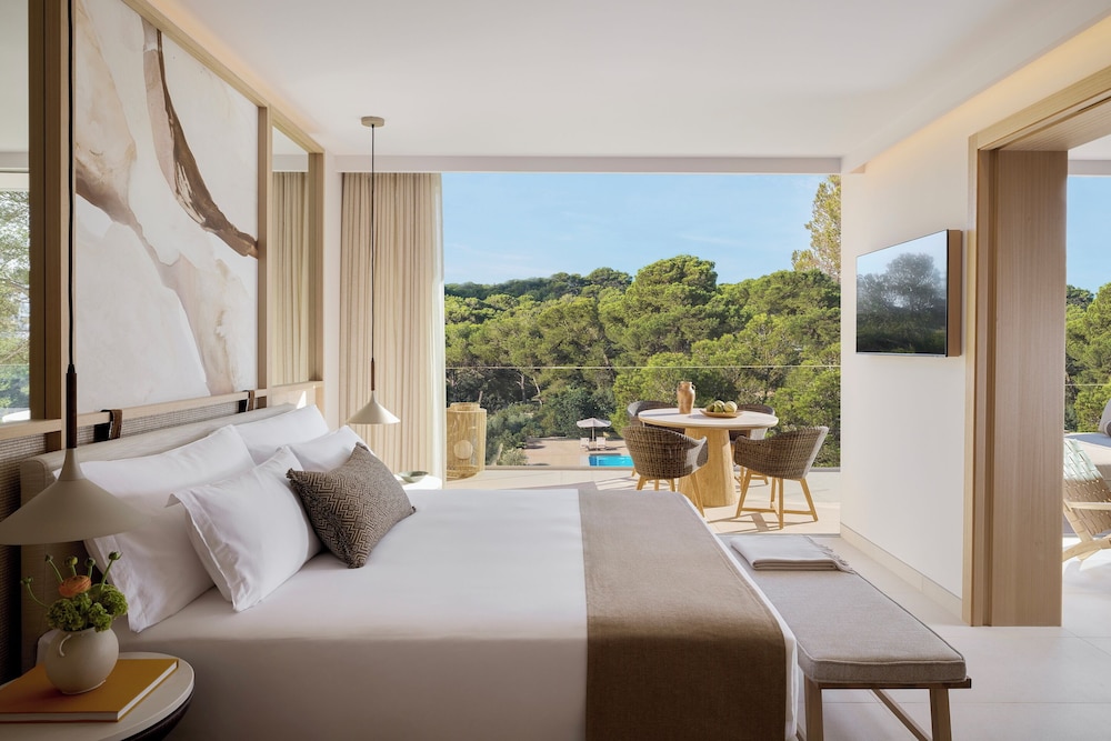 1 BEDROOM, SUITE, POOL VIEW