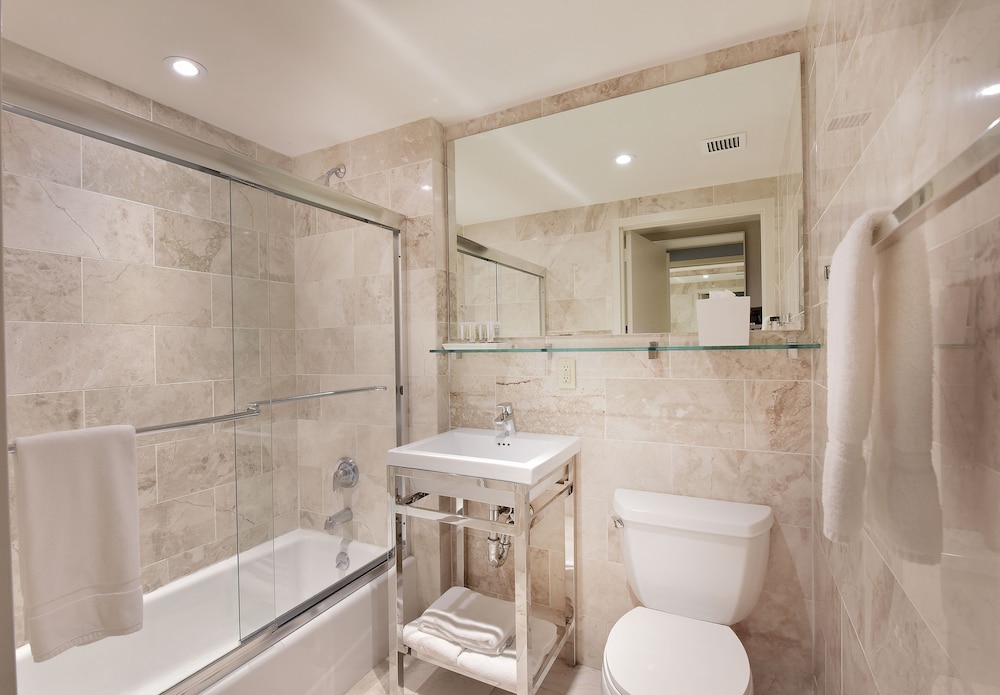 Hotel 32 32 76/78
