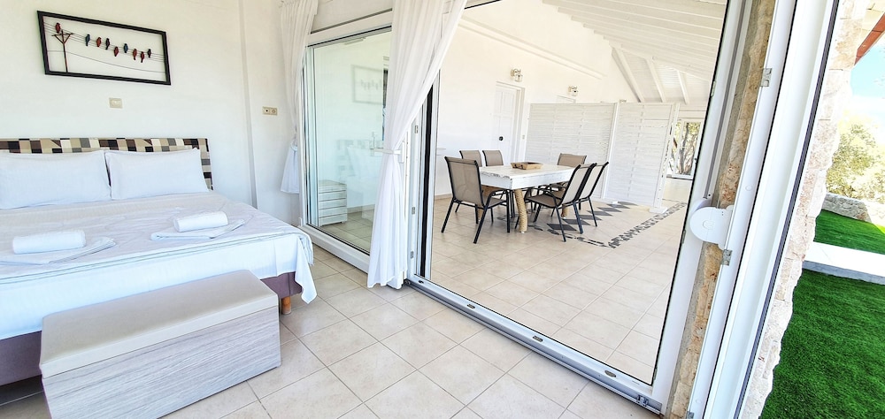 Bungalow White Apartments and Suites 16/81