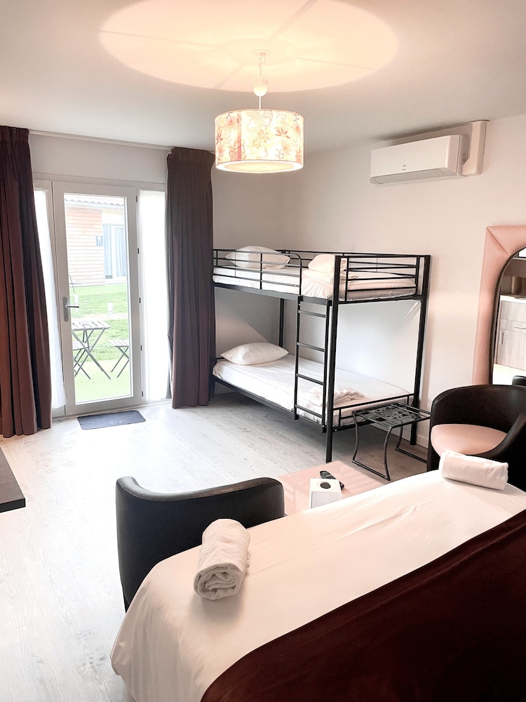 Domaine des Pierres Dorees 24/50