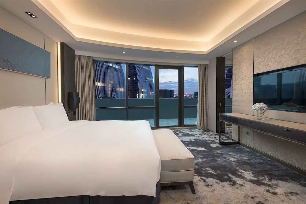 1 Bedroom, Suite, King Bed, Living and Dining Areas