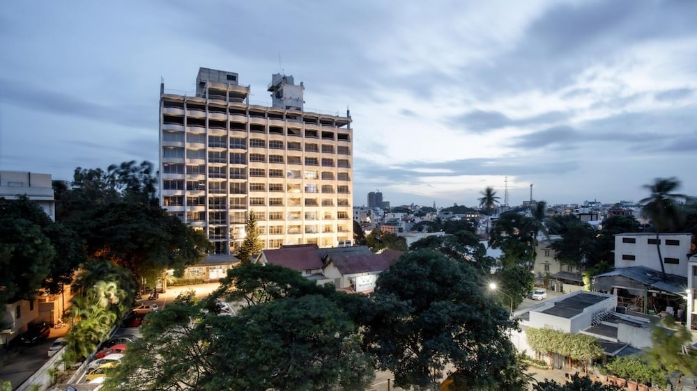 WOODLANDS HOTEL 7/50
