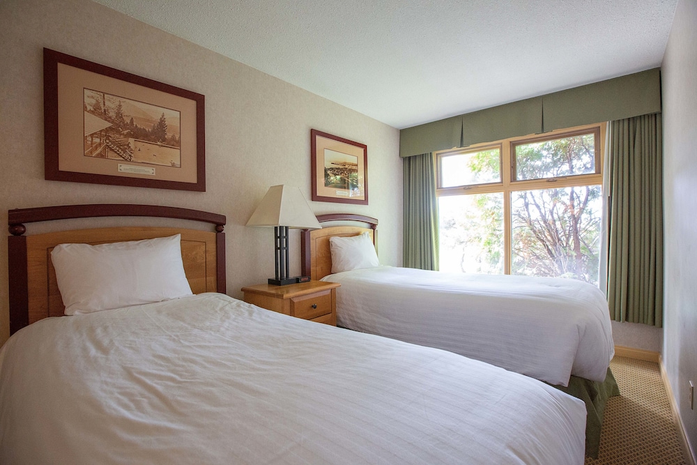 غرفة سوبيريور بسريرين كوين بإطلالة على المسبح بمطبخ صغير، Fairmont Hot Springs Resort 1/3