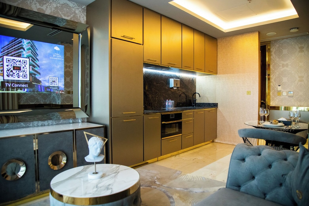 EXECUTIVE, SUITE