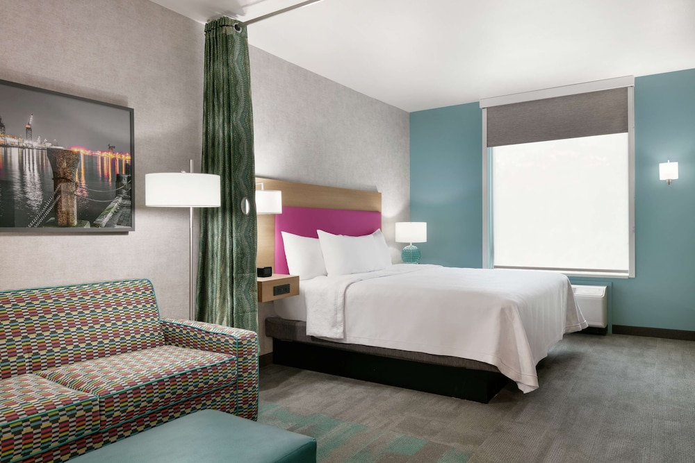 STUDIO, SUITE, KING BED