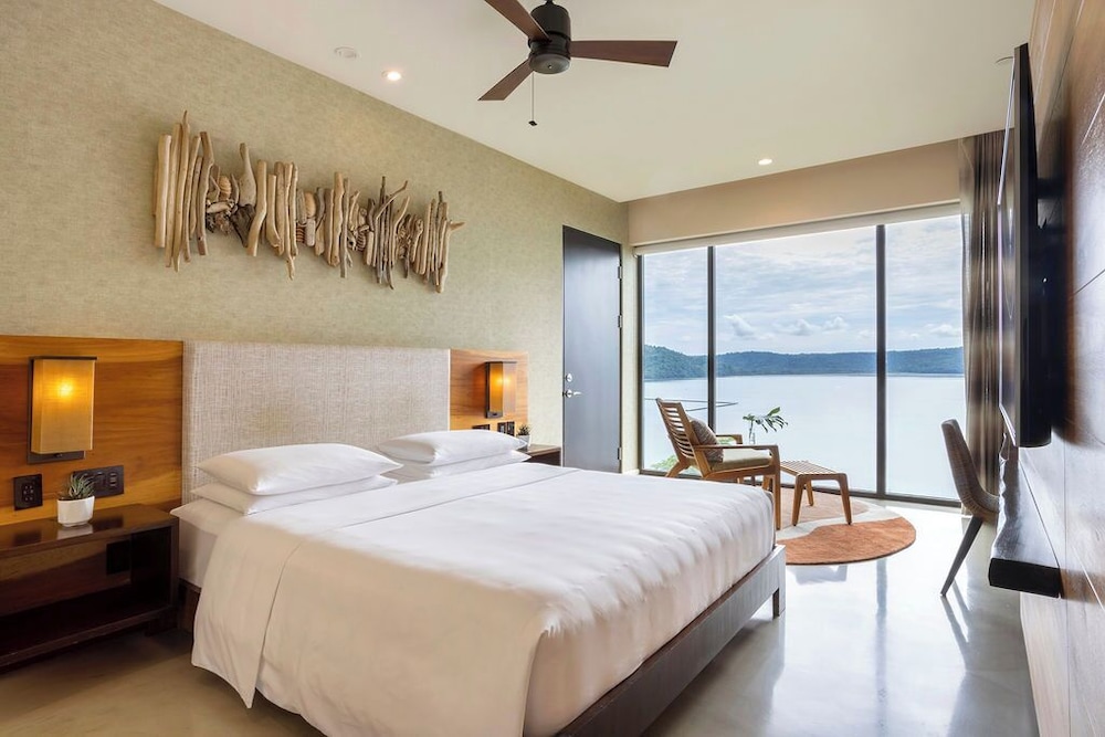 ROOM, KING BED, BAY VIEW