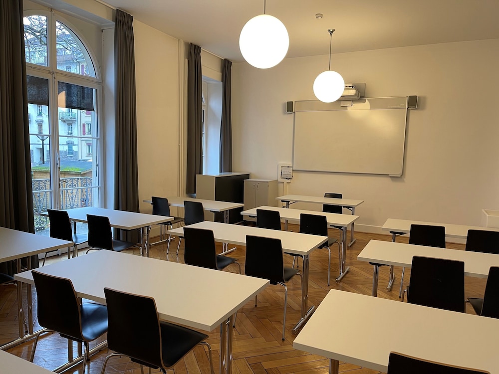 Geneva Hostel 59/70