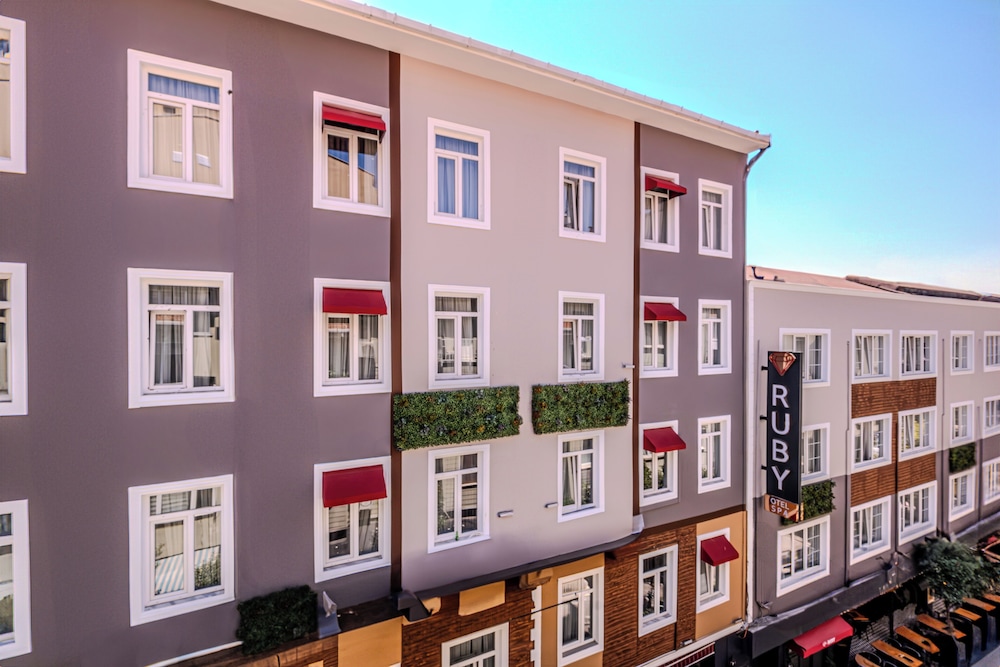 Ruby Hotel 3/46