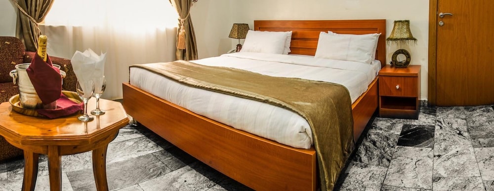 3j Apos S Hotel Ltd 28/64