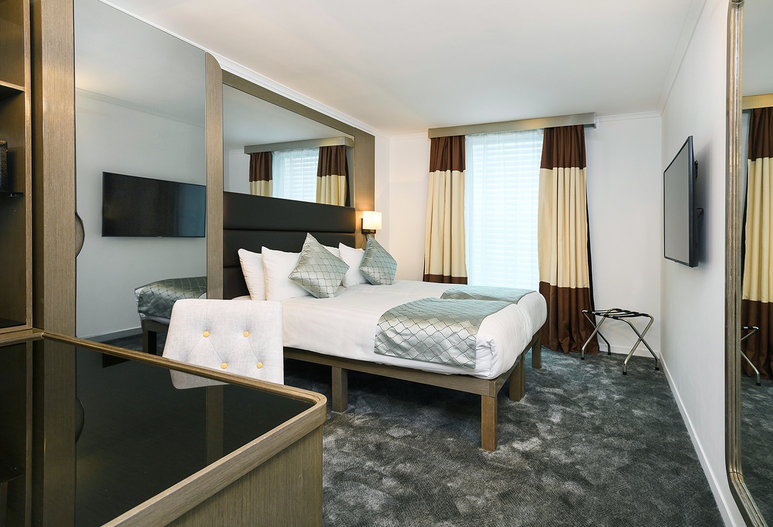 Atrium Hotel Heathrow 6/19