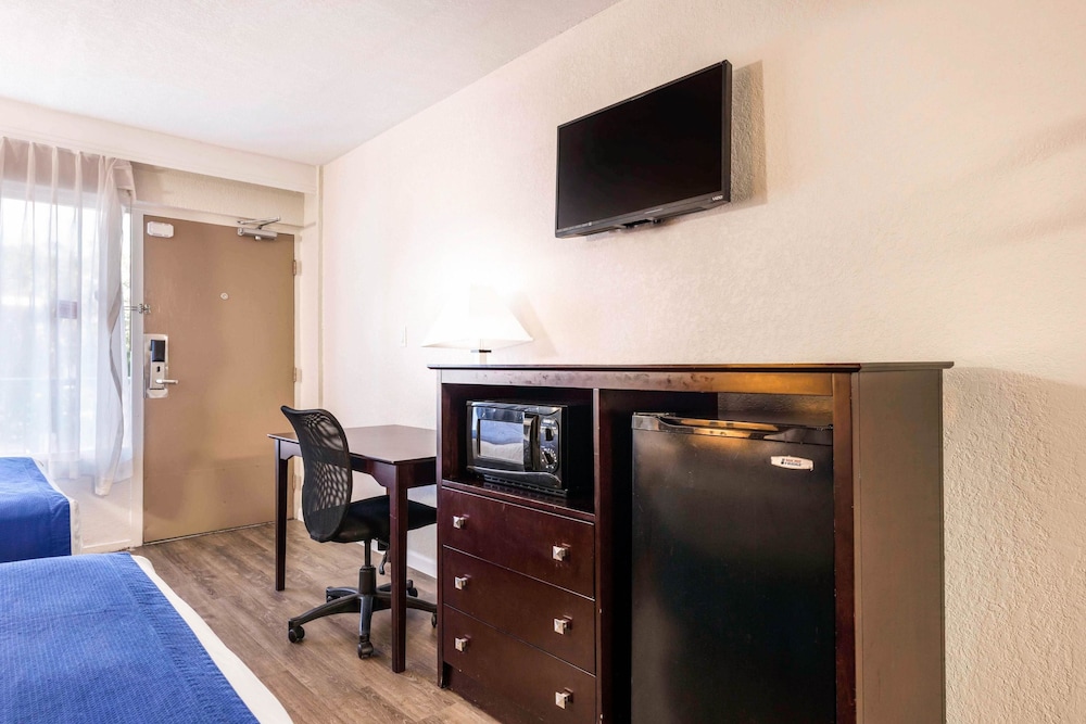 Rodeway Inn and Suites Fort Lauderdale Airport and Cruise Port 35/50