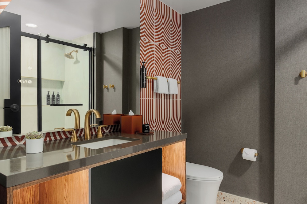 غرفة ديلوكس بسرير كينج مع أريكة، The Berkeley Richmond, Outset Collection by Hilton 3/4