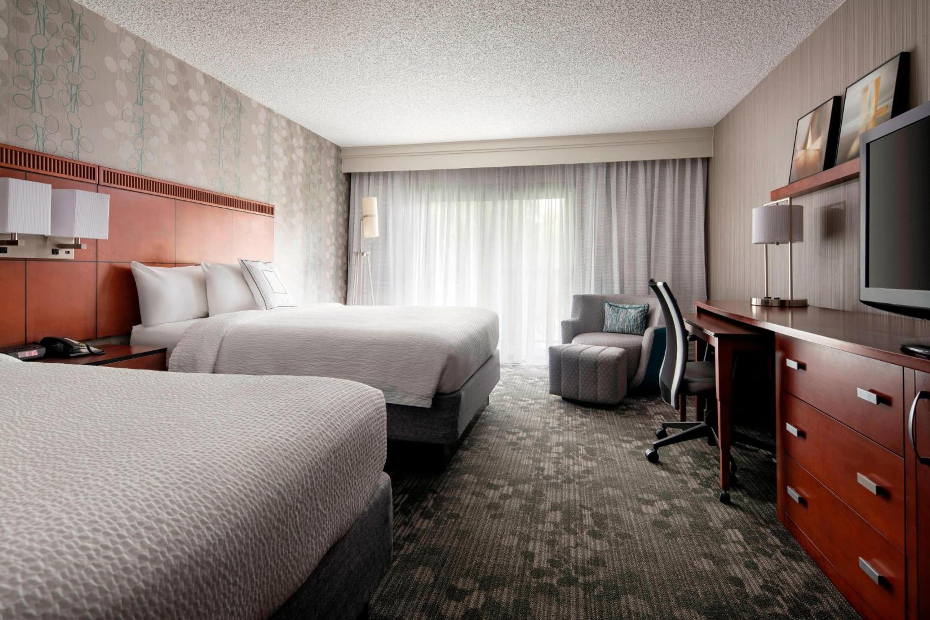 غرفة بسريرين كوين لذوي الإعاقة، Courtyard by Marriott San Francisco Airport 2/7