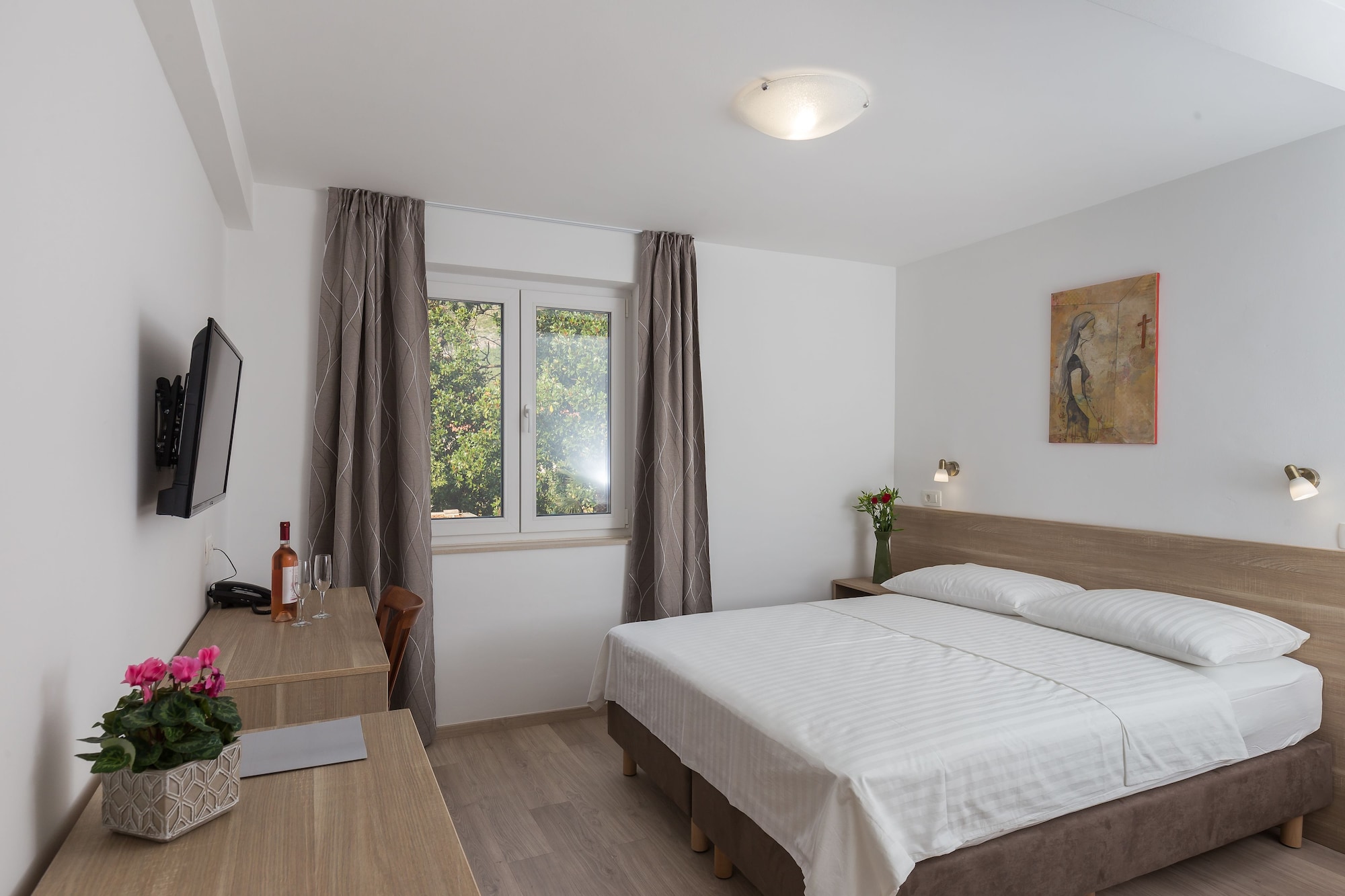 ROOM, DOUBLE BED, PARTIAL SEA VIEW