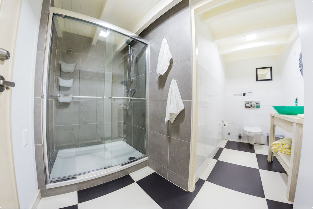 1 BEDROOM, WHITE, APARTMENT