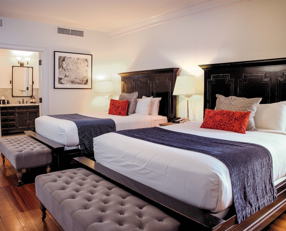 Royal Frenchmen Hotel And Bar 23/72