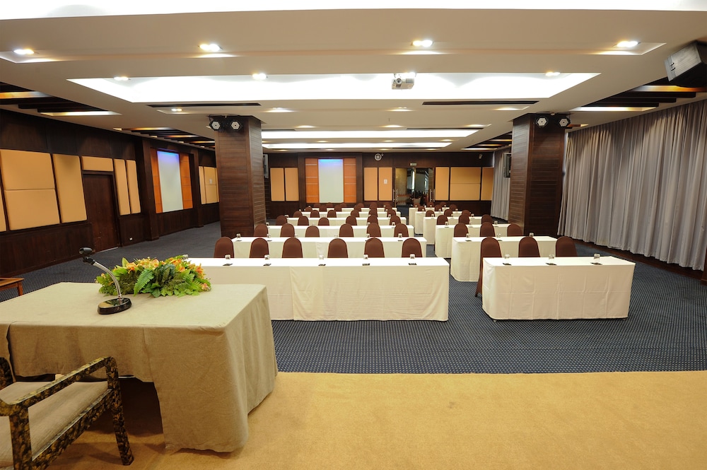 Holiday Garden Hotel And Resort 30/49