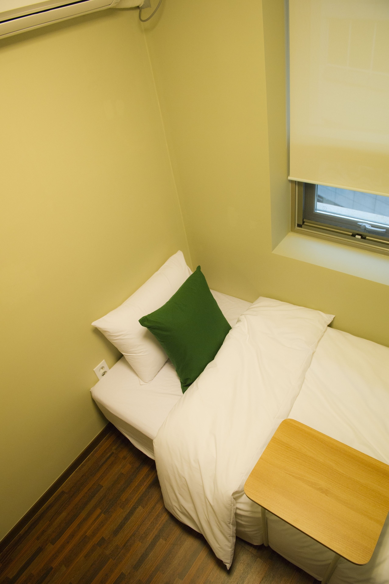 ROOM, SINGLE