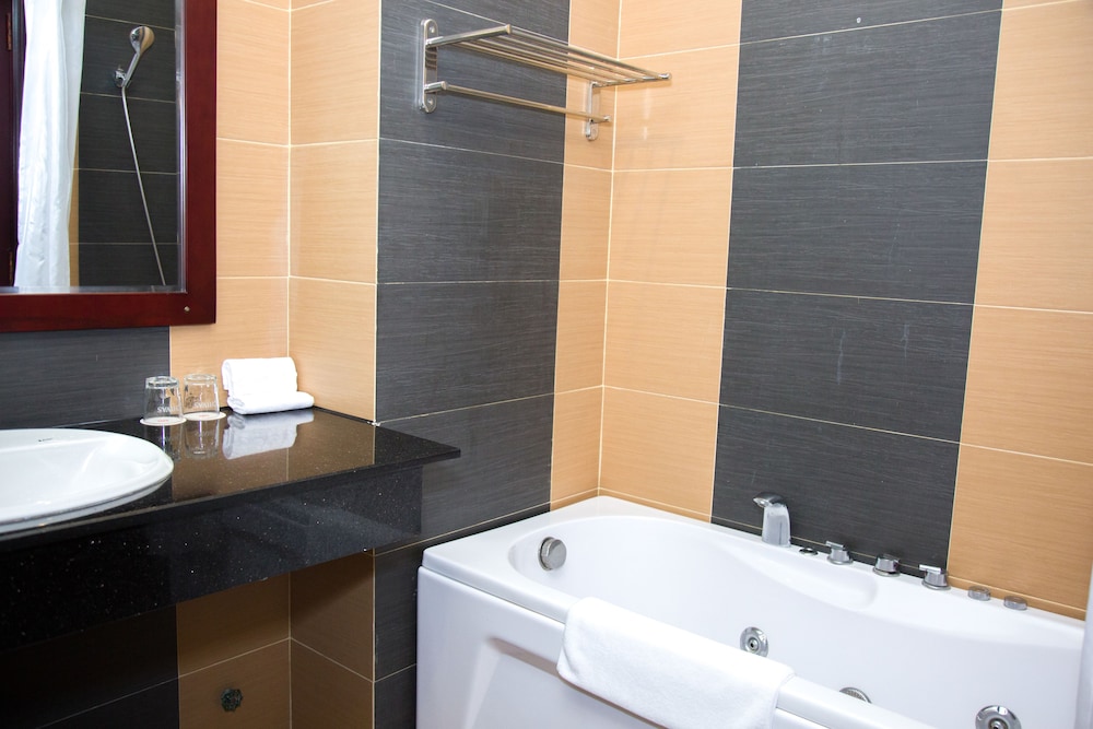 Hai Ba Trung Hotel & Spa 37/38