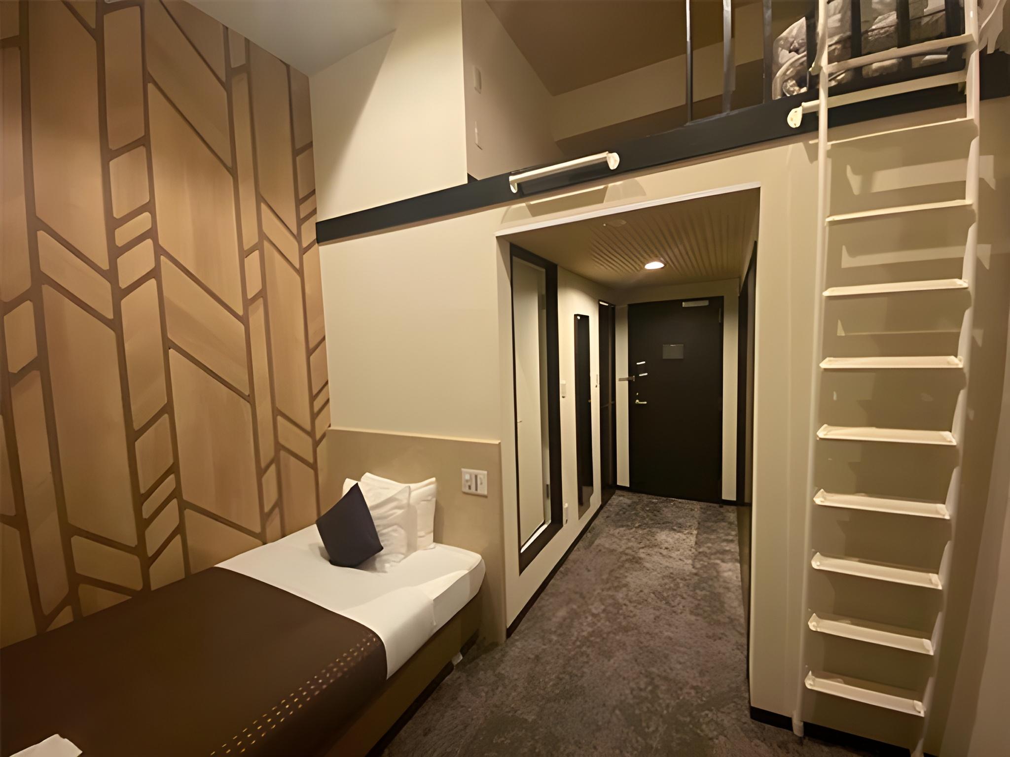 Semi Room, Loft, Small, Smoking