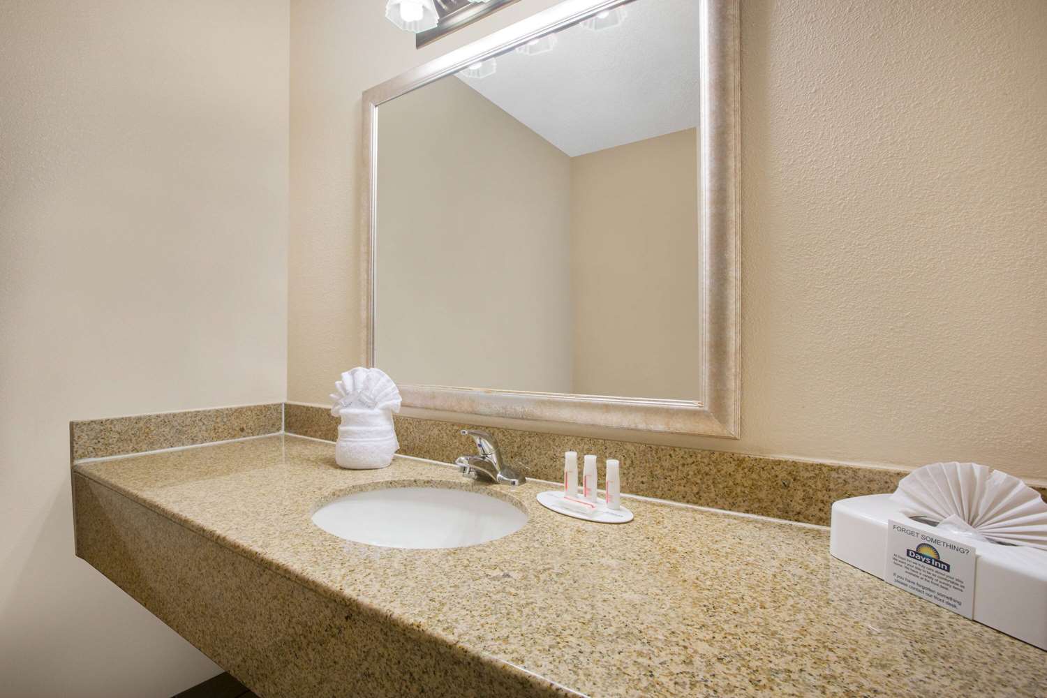 Days Inn by Wyndham Lake Havasu 34/36