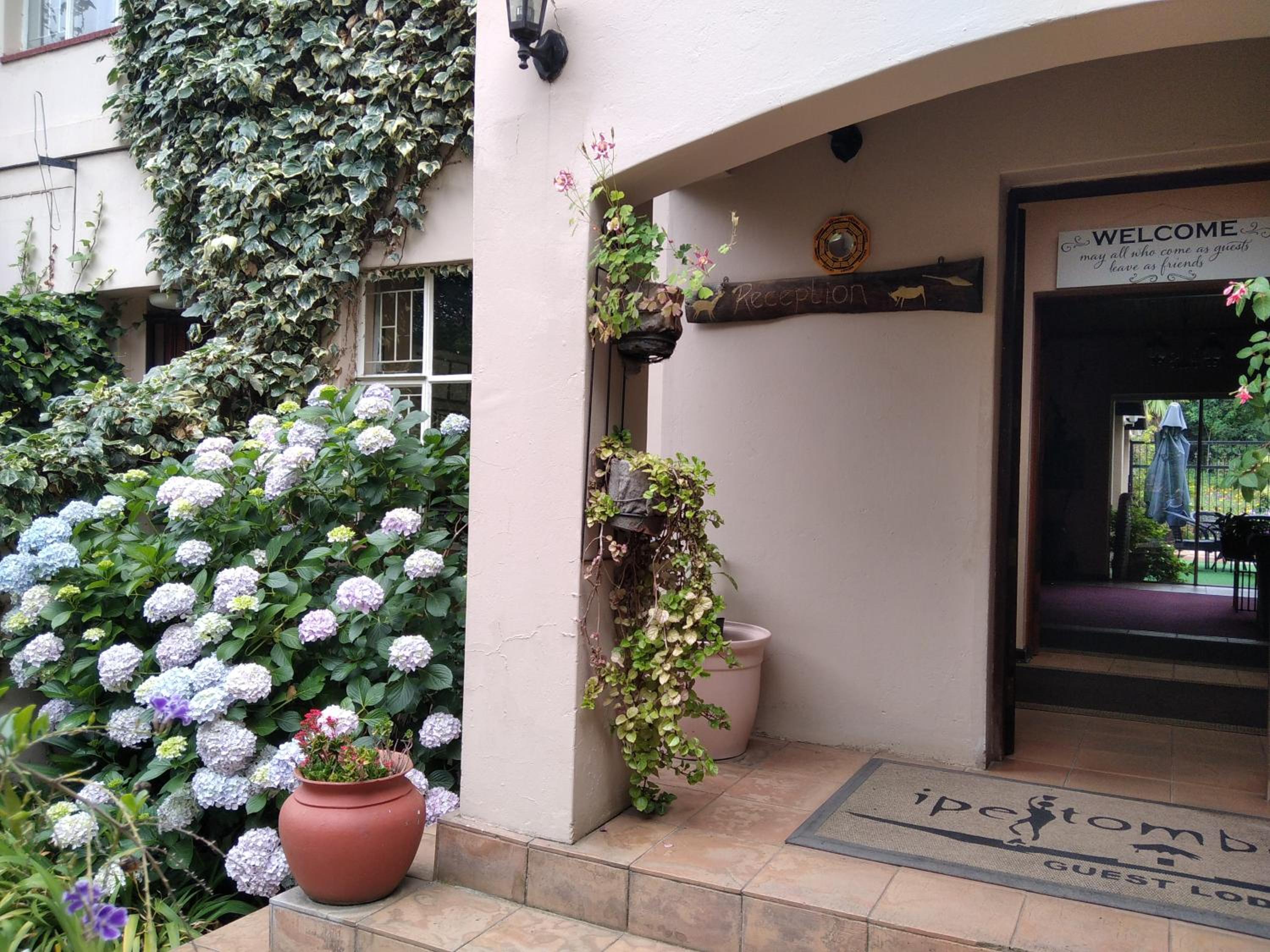 Ipe Tombe Guest Lodge 2/46