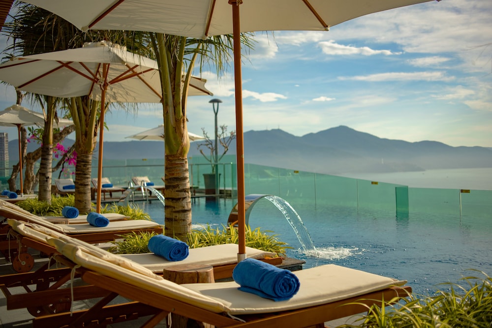 Sala Danang Beach Hotel 73/75
