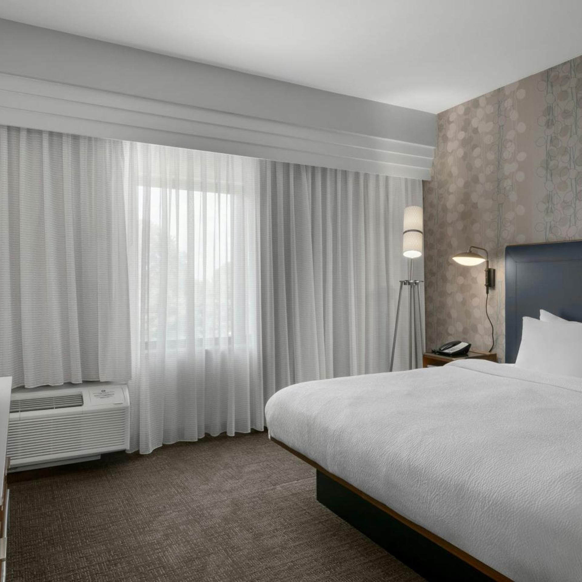 غرفة بسرير كينج مع أريكة بحوض استحمام لذوي الإعاقة، Courtyard by Marriott Charlotte Airport North 3/8
