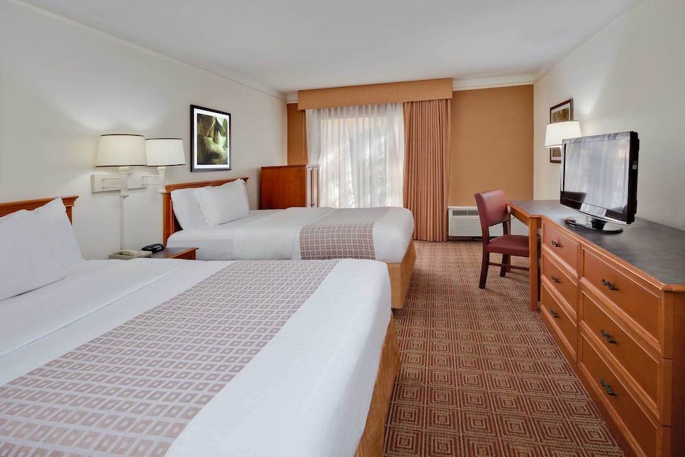 La Quinta Inn & Suites by Wyndham Ft Lauderdale Cypress Cr 14/44