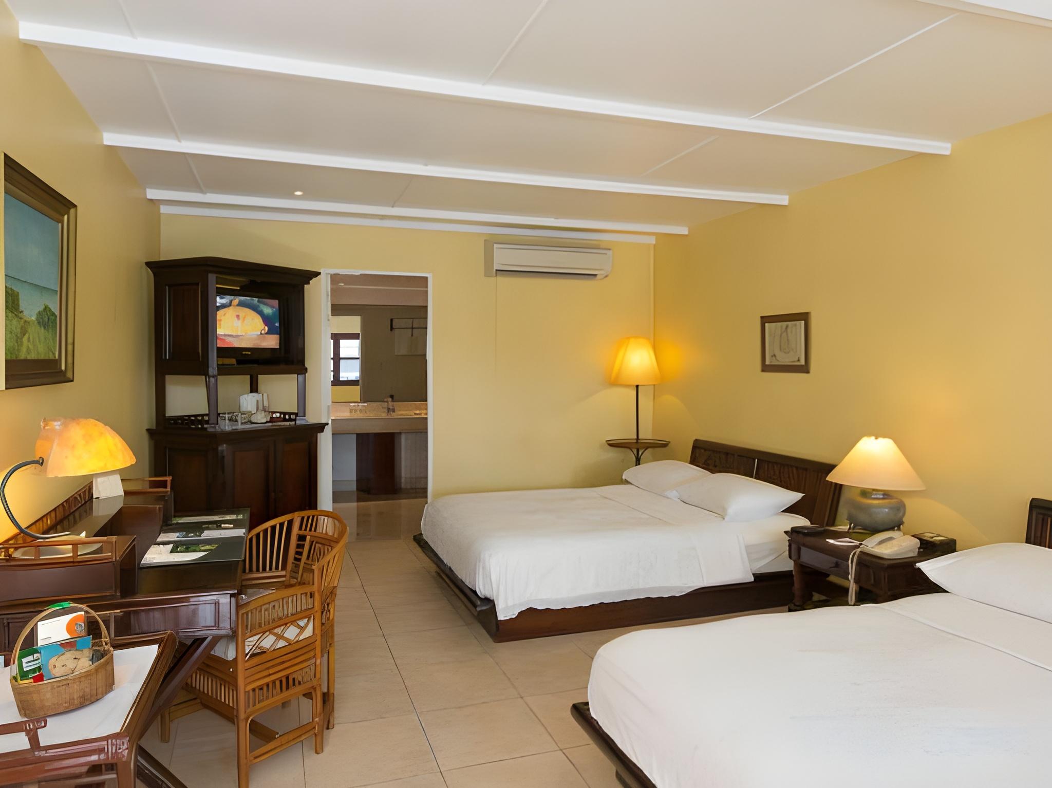 Room, Pool Side