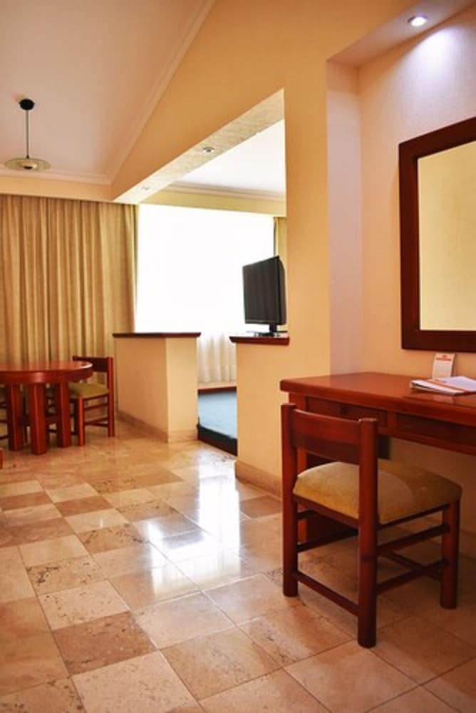 La Posada Hotel &amp; Suites 39/68