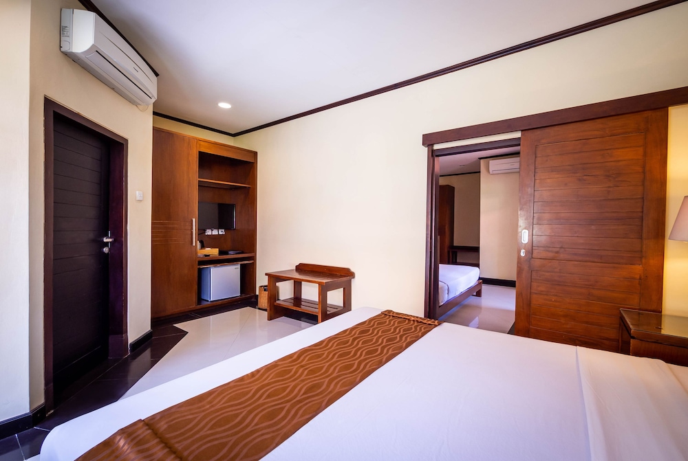 YULIA BEACH INN 27/67