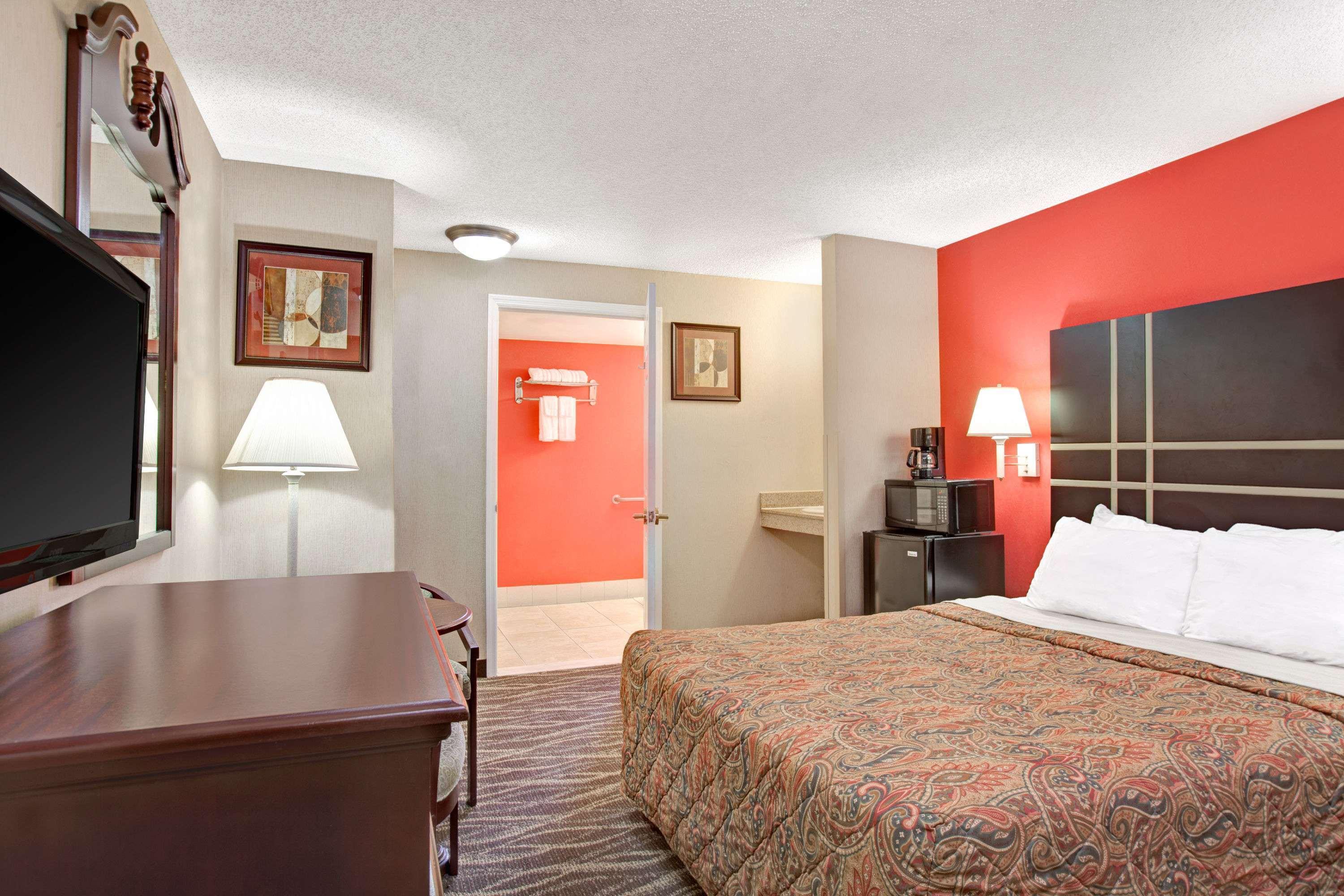 Room, Triple, King Bed