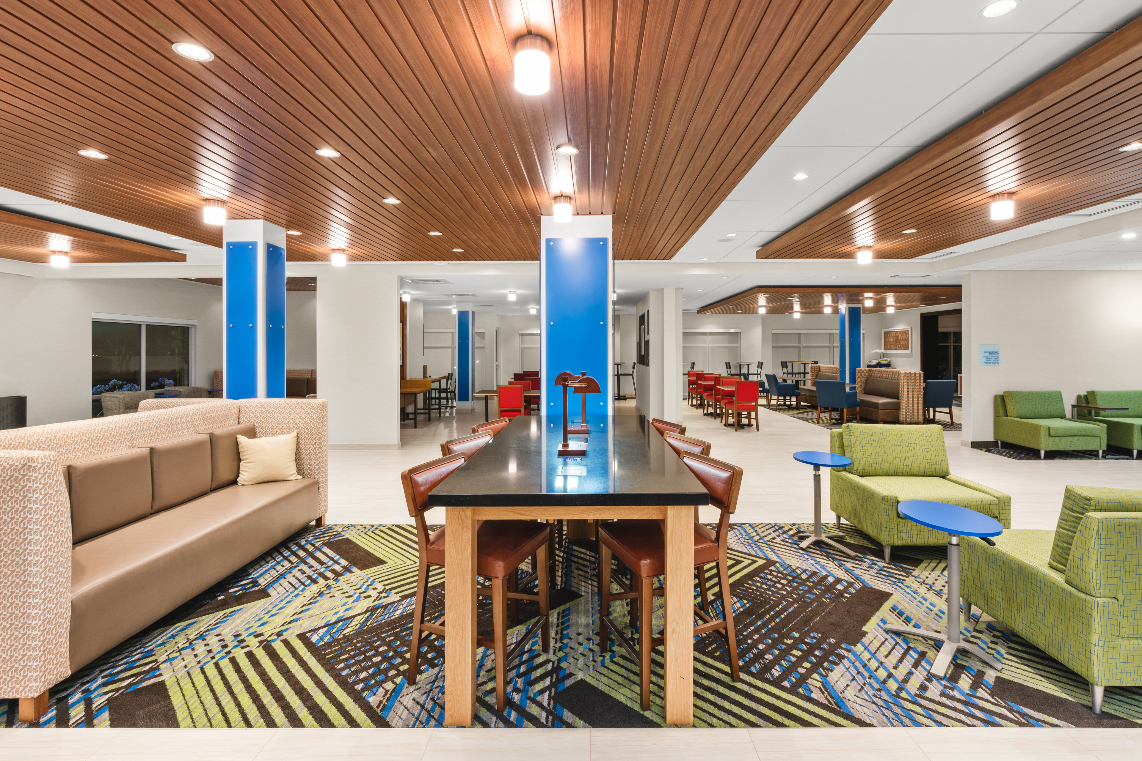 Holiday Inn Express & Suites Suisun City 43/70