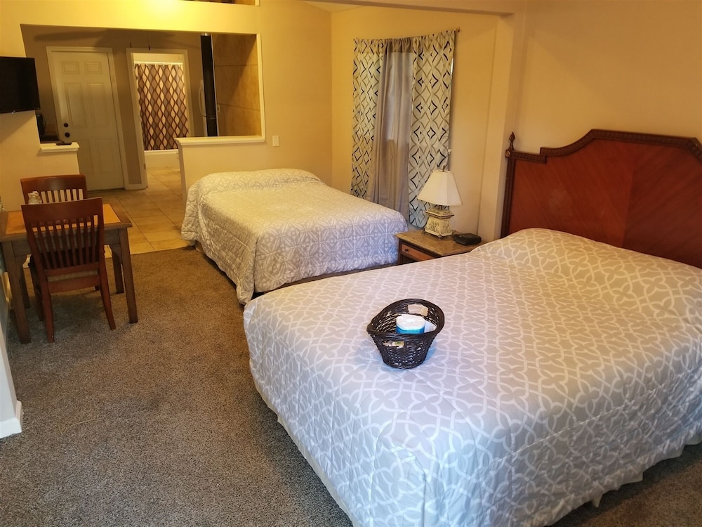 Emerald Bay Lodge 24/40