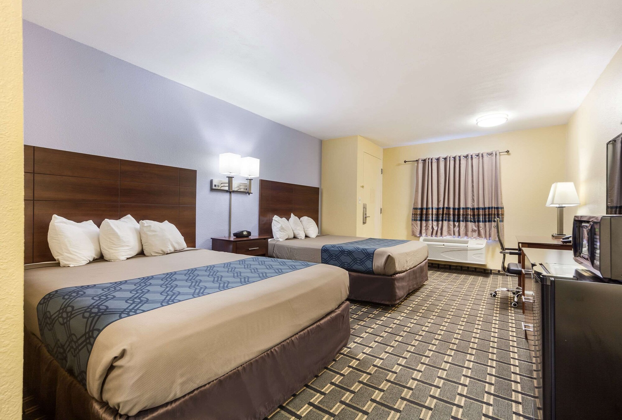 STANDARD, 2 QUEEN BEDS