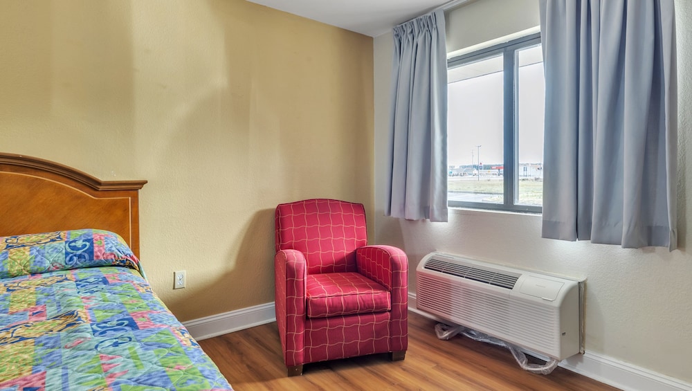 Studios And Suites 4 Less Emporia 37/50