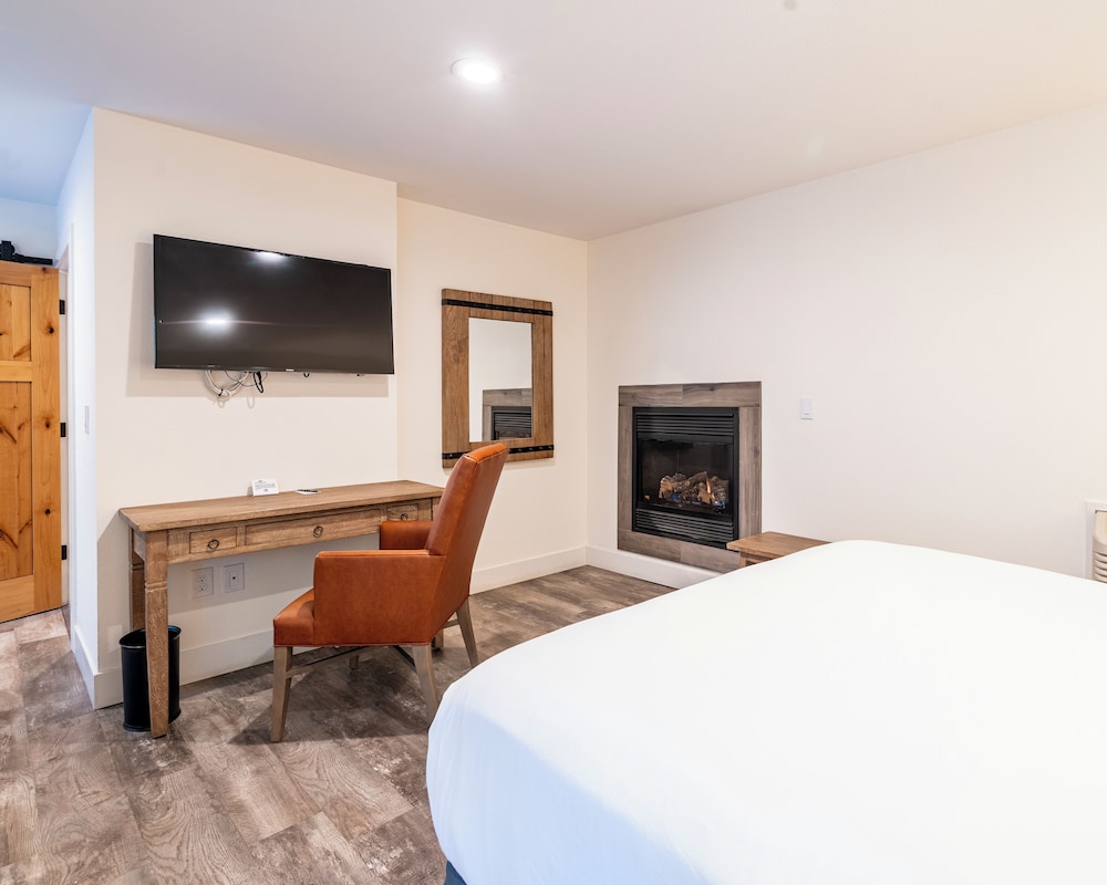 Cottage, Suite, King and Queen Bed، Tenaya Lodge At Yosemite 2/4