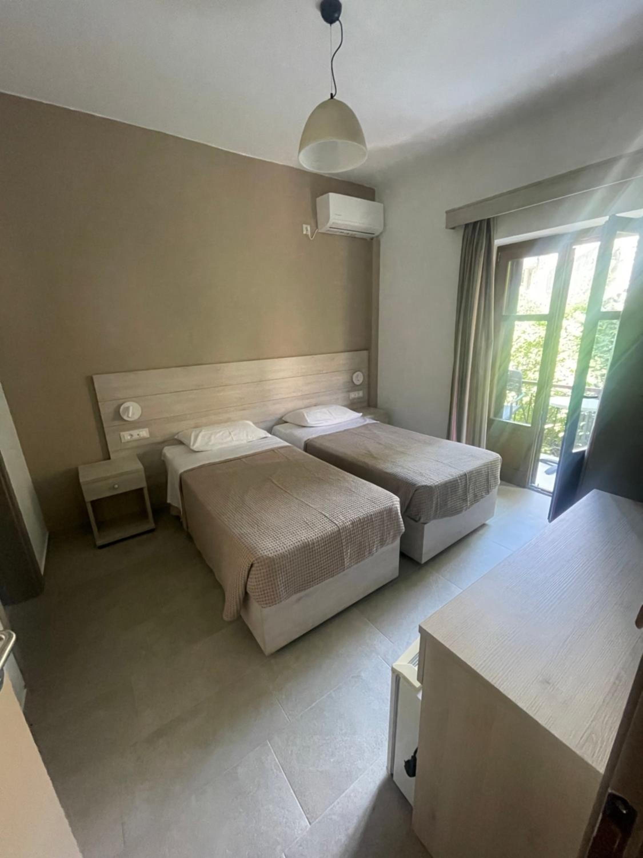 ROOM, SINGLE