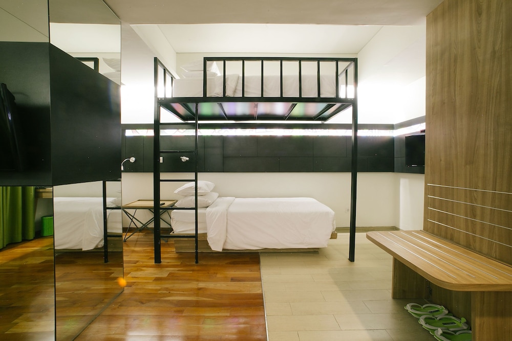 Maxonehotels At Dharmahusada Surabaya 14/32
