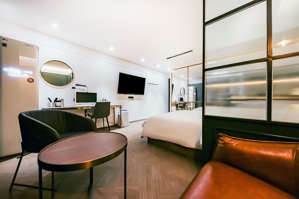 Mary Jane Hotel 68/77