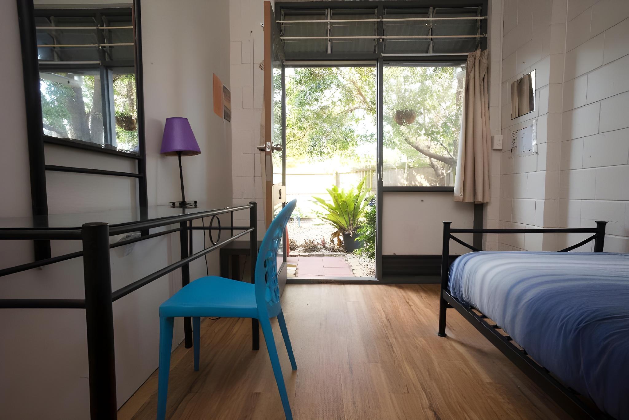 ROOM, SINGLE, SHARED BATHROOM