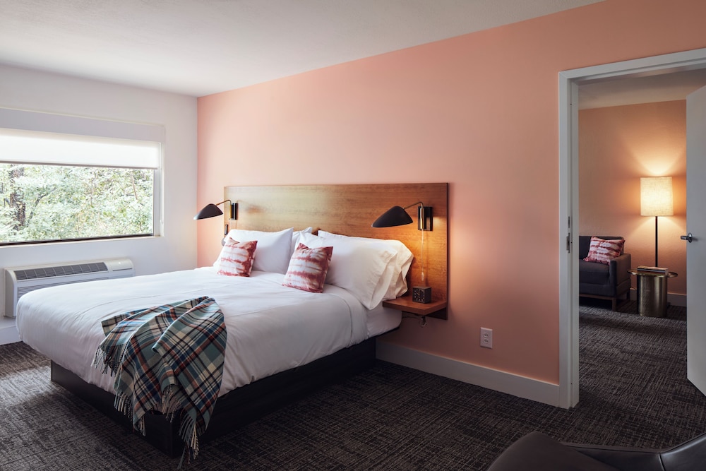 SUITE, KING BED, SOFA