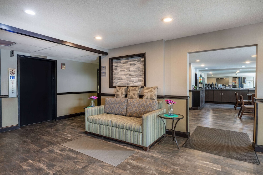 Travelodge by Wyndham Brooklyn Center 32/48
